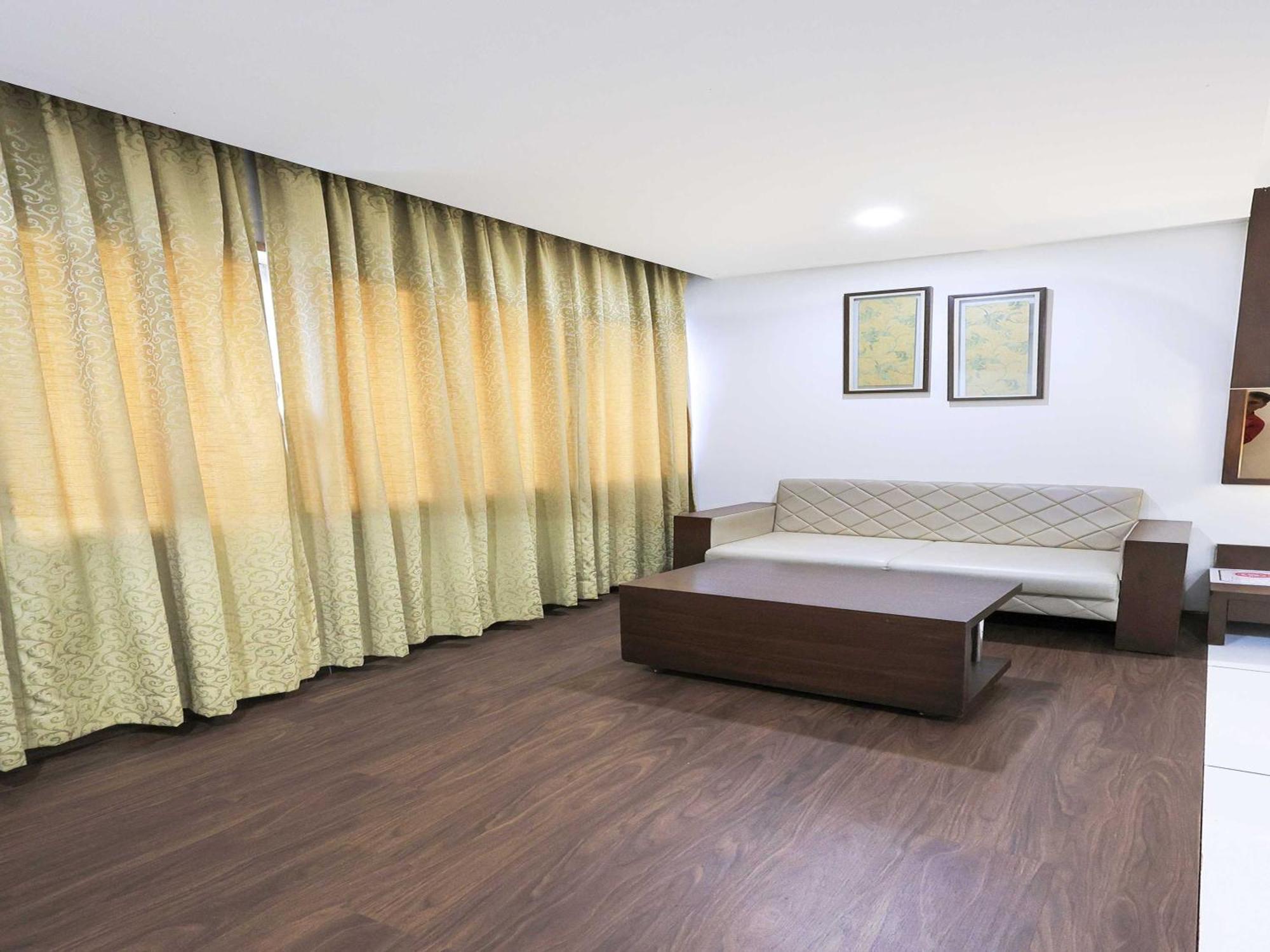 Palette Hotel Surya Vadodara Buitenkant foto