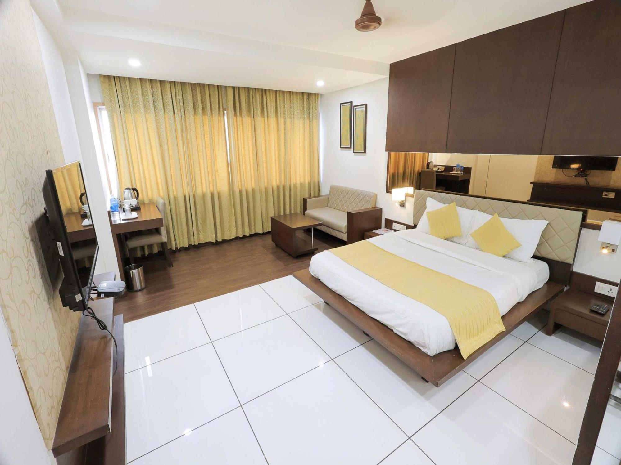 Palette Hotel Surya Vadodara Buitenkant foto