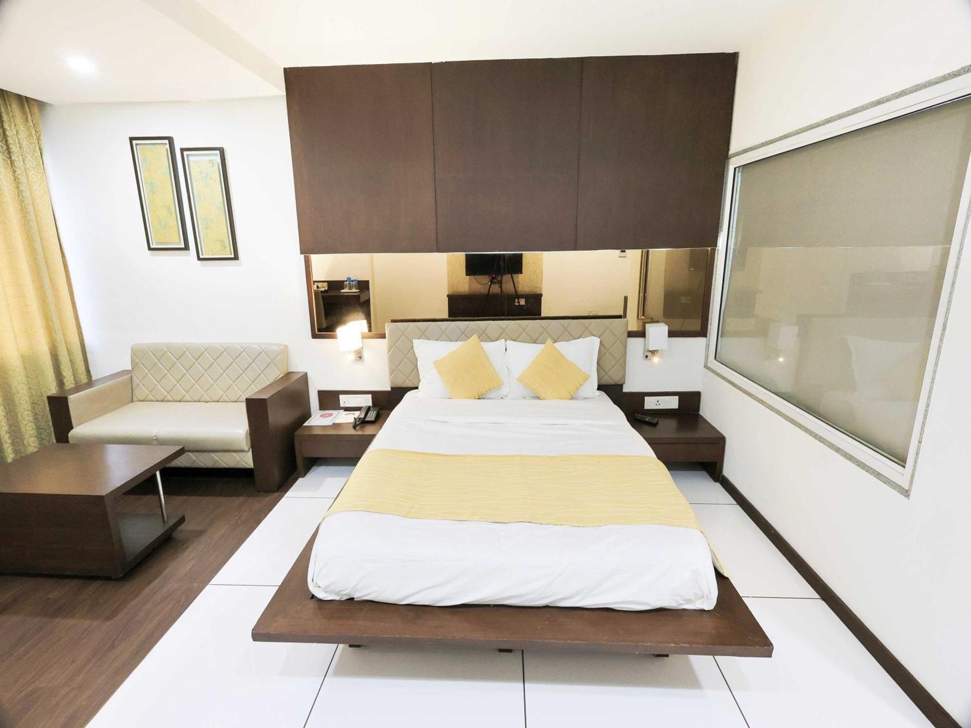 Palette Hotel Surya Vadodara Buitenkant foto