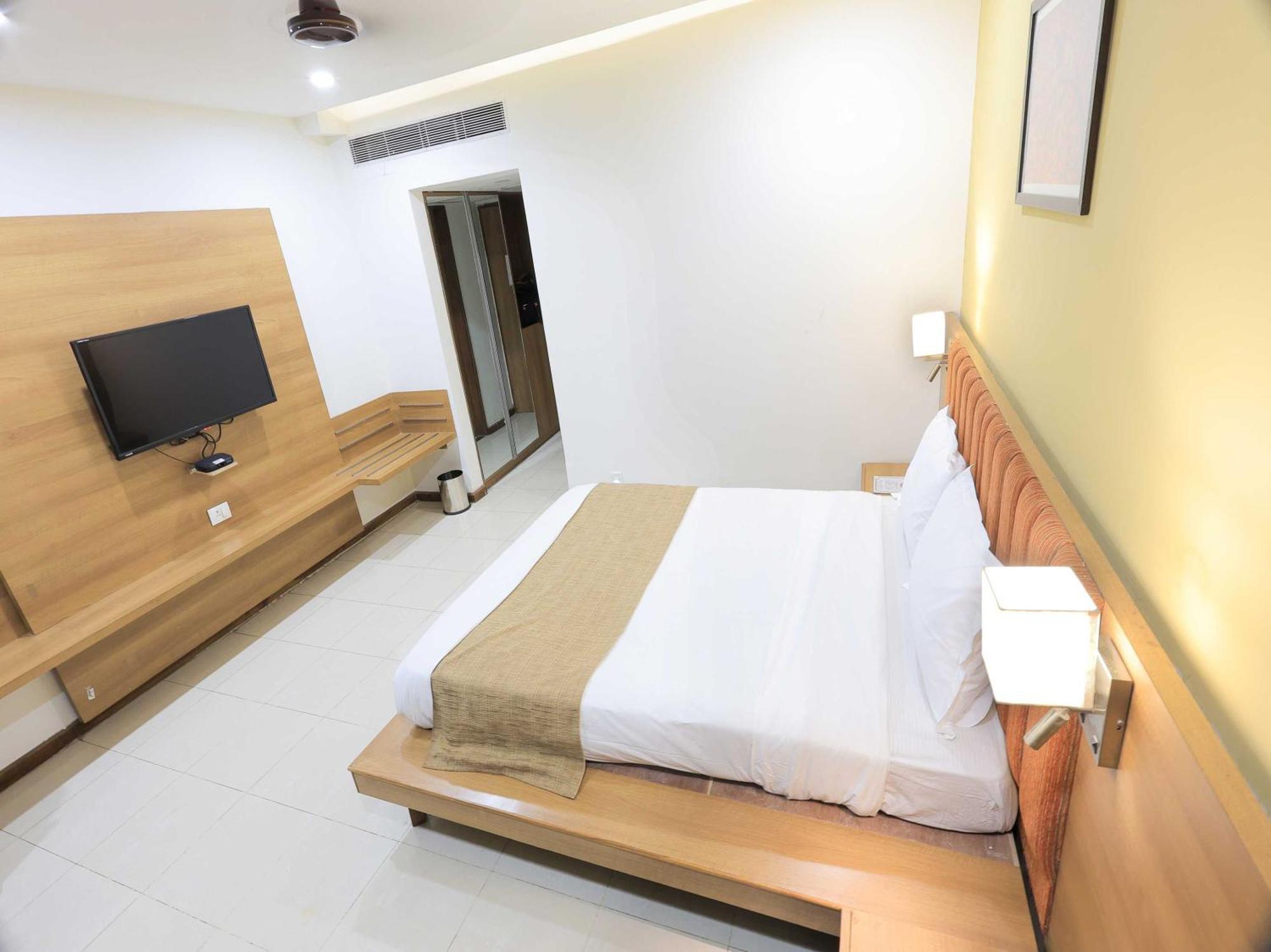 Palette Hotel Surya Vadodara Buitenkant foto